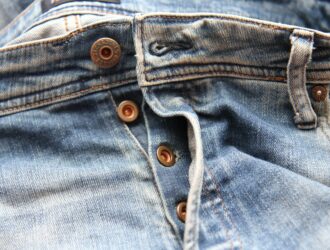 Acne Studios et Hussein Chalayan : une capsule denim qui revisite les archives du créateur