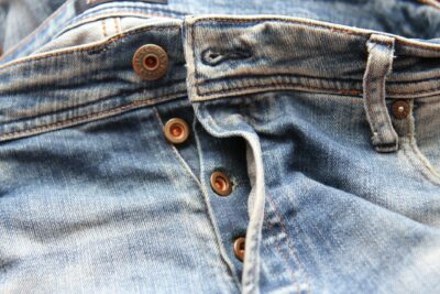 Acne Studios et Hussein Chalayan : une capsule denim qui revisite les archives du créateur