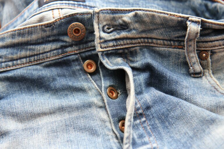 Acne Studios et Hussein Chalayan : une capsule denim qui revisite les archives du créateur