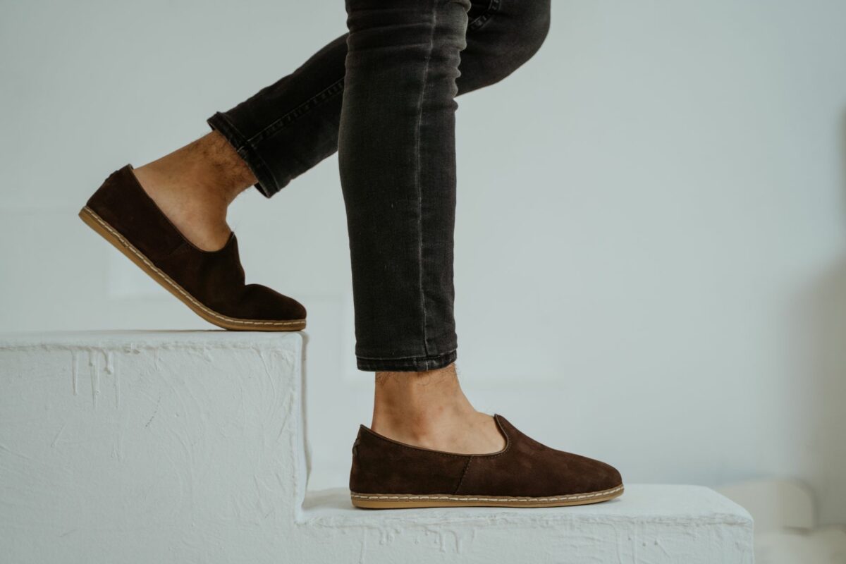 UGG et JW Anderson transforment la Tasman et la Classic Boot en mocassins