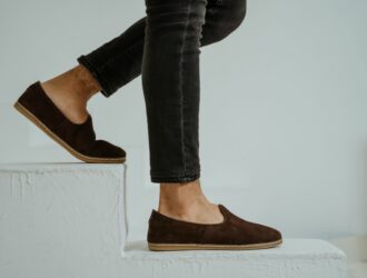 UGG et JW Anderson transforment la Tasman et la Classic Boot en mocassins