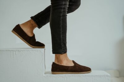 UGG et JW Anderson transforment la Tasman et la Classic Boot en mocassins