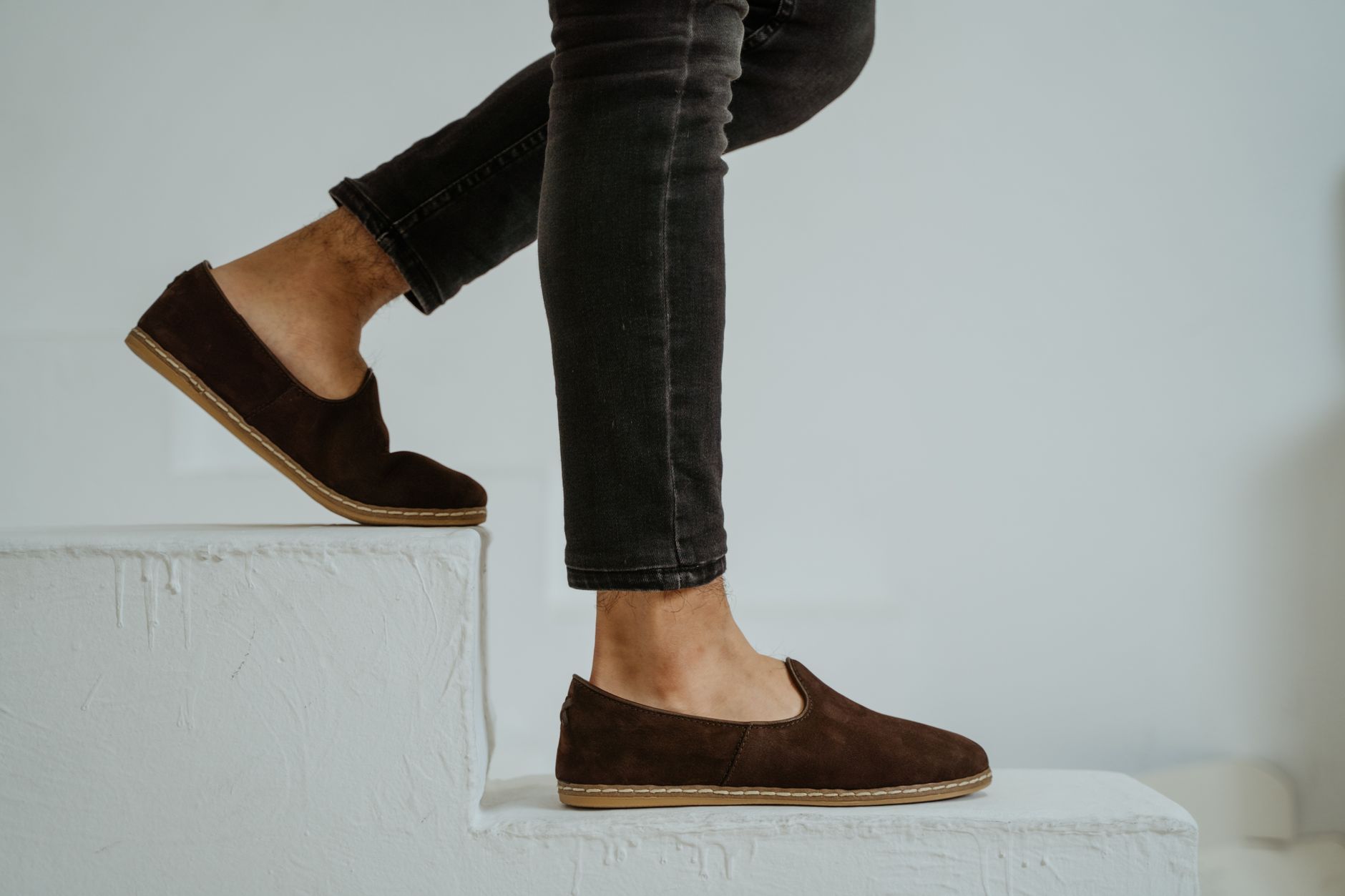 UGG et JW Anderson transforment la Tasman et la Classic Boot en mocassins